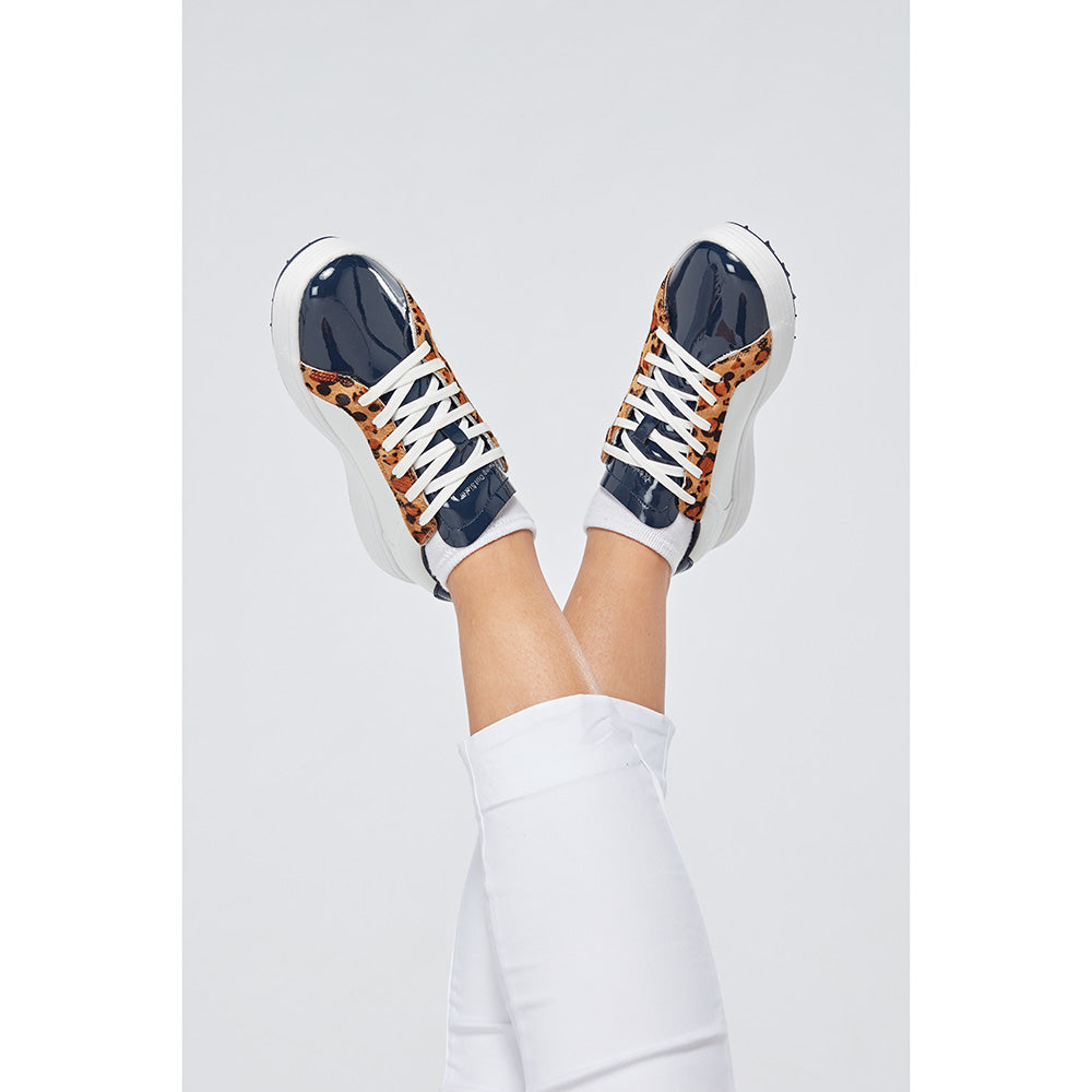 Swing Out Sister Ladies Sole Sister Golf Shoes in Navy/White