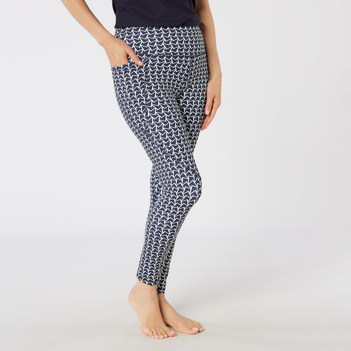 Swing Out Sister Soft-Stretch Leggings with Contour Seams in Navy