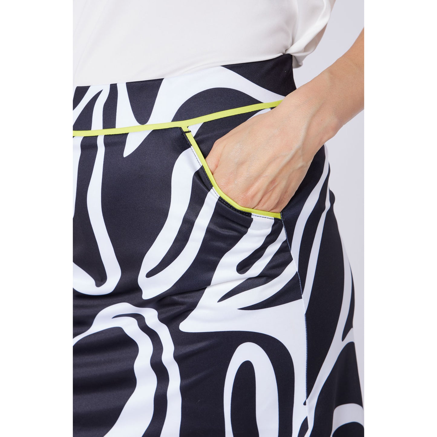 Swing Out Sister Ladies Pull-On Stripe Skort in Black & White