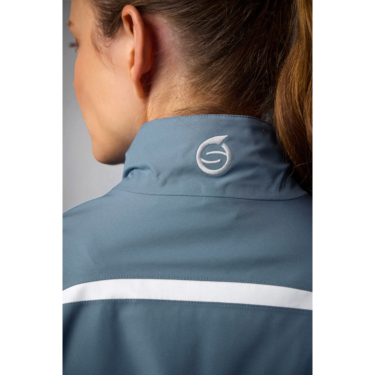 Sunderland Ladies Lightweight Waterproof Jacket - Timeless Protection for Every Round